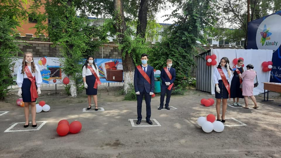 Бітірушілерге куәліктерін тапсыру/ Вручение аттестатов выпускникам