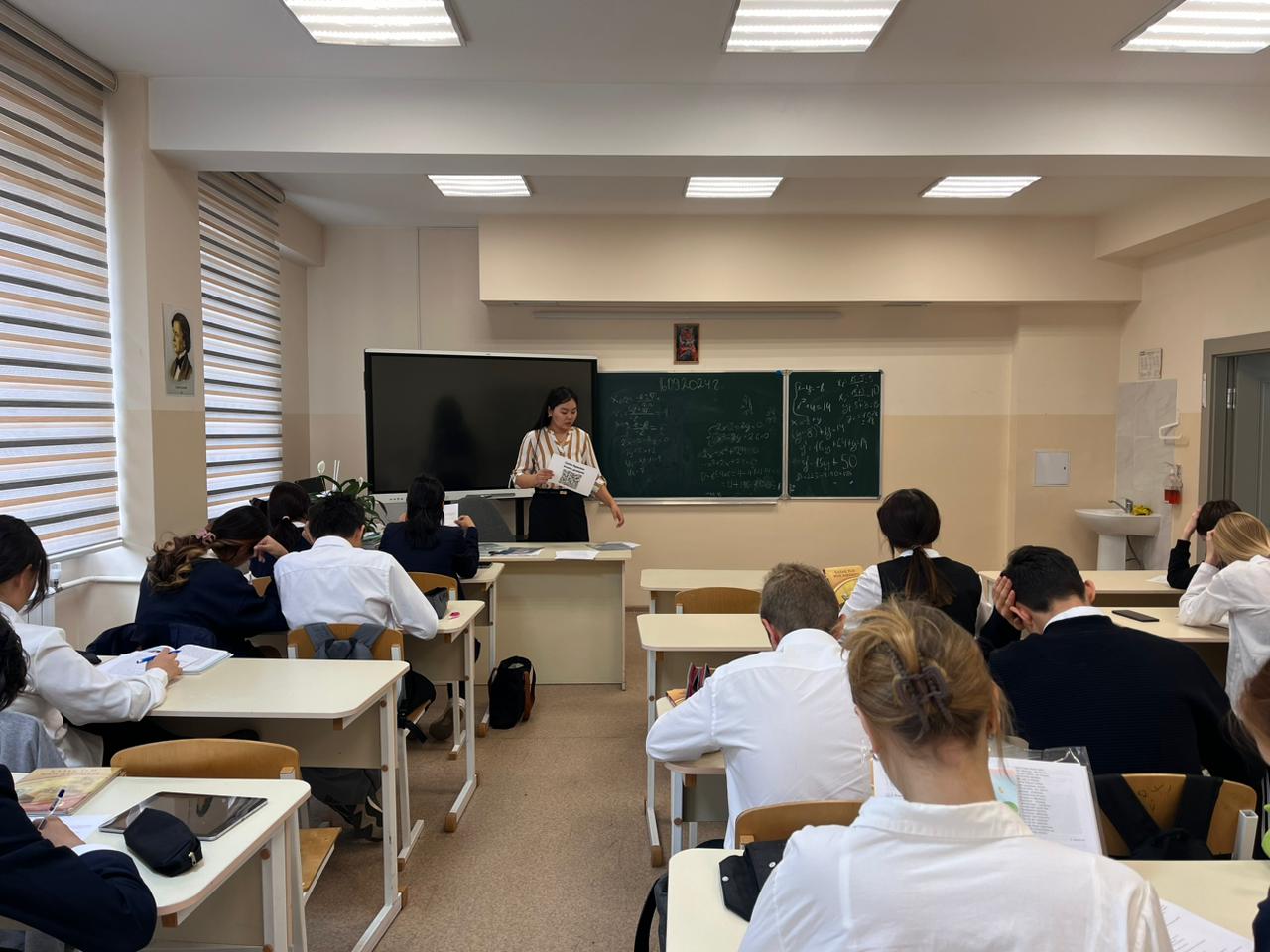 В каждом кабинете размещены QR-коды/Әр кабинетте QR-кодтар орналастырылған